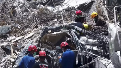 Tim SAR gabungan saat mengevakuasi satu mobil Mercedes-Benz atau Mercy di reruntuhan bangunan ambruk Ponpes Al-Khoziny, Kecamatan Buduran, Sidoarjo. Foto: Dok. Istimewa