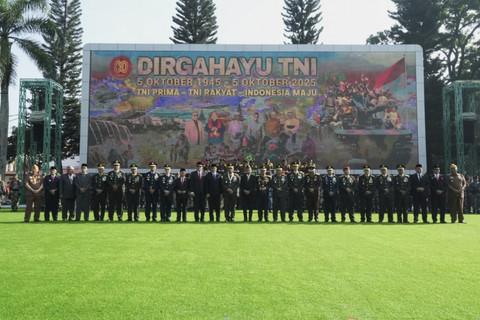 Gubernur Jawa Barat Menghadiri Upacara Peringatan HUT TNI ke-80 Tahun 2025 di Makodam III Siliwangi, Kota Bandung, Minggu (5/10/2025). Foto: Achmad - Biro Adpim Jawa Barat