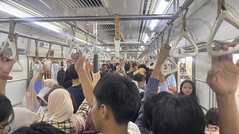 Suasana KRL dari Stasiun Manggarai ke arah Jakarta Kota, Minggu (5/10/2025). Foto: Nasywa Athifah/kumparan