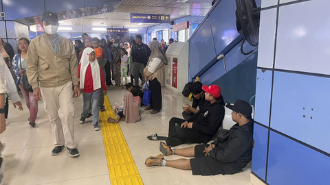 Suasana penumpang padati Stasiun KRL Juanda, Sawah Besar, Jakarta Pusat, Minggu (5/10/2025). Foto: Nasywa Athifah/kumparan