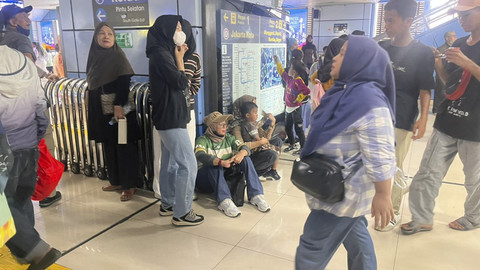 Suasana penumpang padati Stasiun KRL Juanda, Sawah Besar, Jakarta Pusat, Minggu (5/10/2025). Foto: Nasywa Athifah/kumparan