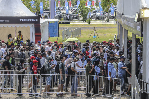 Penonton tampak mengantre rapi di depan gerbang penjagaan Sirkuit Internasional Pertamina Mandalika, Kabupaten Lombok Tengah, Nusa Tenggara Barat, Minggu (5/10/2025). Foto: Aditia Noviansyah/kumparan