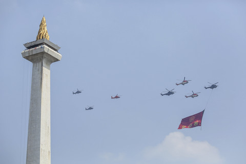 Sejumlah helikopter membawa bendera dengan lambang TNI dan tiga matra TNI saat Upacara HUT ke-80 TNI di kawasan Silang Monas, Jakarta, Minggu (5/10/2025). Foto: Asprilla Dwi Adha/ANTARA FOTO