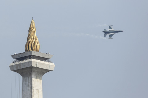 Pesawat temput F-16 Fighting Falcon dari TNI AU beratraksi saat Upacara HUT ke-80 TNI di kawasan Silang Monas, Jakarta, Minggu (5/10/2025). Foto: Asprilla Dwi Adha/ANTARA FOTO