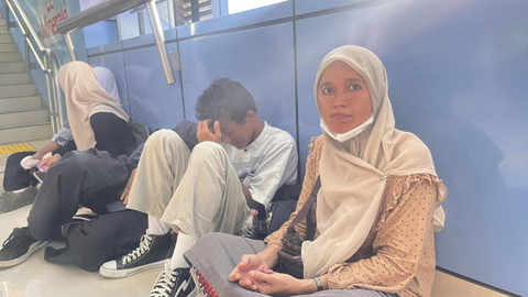 Sariani (30) bersama anaknya, usai mengunjungi perayaan HUT ke-80 TNI dan hendak pulang saat ditemui di Stasiun Juanda, Sawah Besar, Jakarta Pusat, Minggu (5/10/2025). Foto: Nasywa Athifah/kumparan