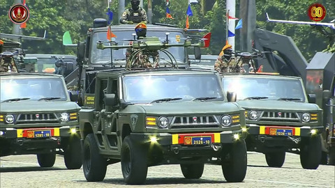 Defile mobil Maung dalam peringatan Hari Ulang Tahun (HUT) ke-80 Tentara Nasional Indonesia (TNI) di Lapangan Silang Monumen Nasional (Monas), Jakarta Pusat, Minggu (5/10/2025). Foto: YouTube/ Puspen TNI  