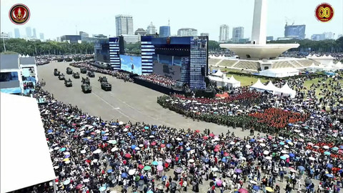 Defile mobil Maung dalam peringatan Hari Ulang Tahun (HUT) ke-80 Tentara Nasional Indonesia (TNI) di Lapangan Silang Monumen Nasional (Monas), Jakarta Pusat, Minggu (5/10/2025). Foto: YouTube/ Puspen TNI  