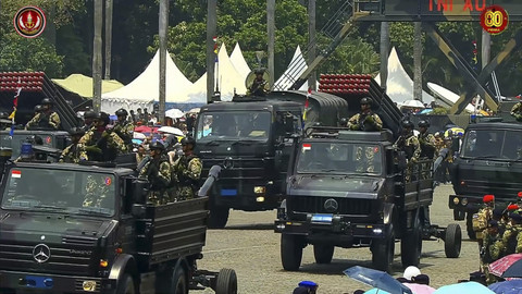 Defile mobil alutsista dalam peringatan Hari Ulang Tahun (HUT) ke-80 Tentara Nasional Indonesia (TNI) di Lapangan Silang Monumen Nasional (Monas), Jakarta Pusat, Minggu (5/10/2025). Foto: YouTube/ Puspen TNI  
