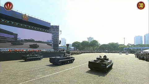 Defile tank dalam peringatan Hari Ulang Tahun (HUT) ke-80 Tentara Nasional Indonesia (TNI) di Lapangan Silang Monumen Nasional (Monas), Jakarta Pusat, Minggu (5/10/2025). Foto: YouTube/ Puspen TNI  