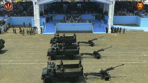Defile mobil alutsista dalam peringatan Hari Ulang Tahun (HUT) ke-80 Tentara Nasional Indonesia (TNI) di Lapangan Silang Monumen Nasional (Monas), Jakarta Pusat, Minggu (5/10/2025). Foto: YouTube/ Puspen TNI  