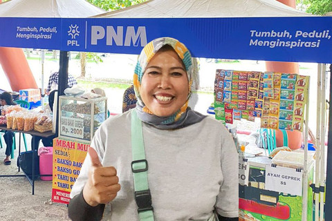 Nasabah PNM Mekaar, Sutipah yang mengikuti bazaar UMKM PFL 2025 di GOR Manahan, Solo. Foto: Dok. PNM