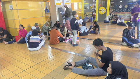 Suasana para penumpang berlesehan di Stasiun Gondangdia, Menteng, Jakarta Pusat, Minggu (5/10/2025). Foto: Nasywa Athifah/kumparan