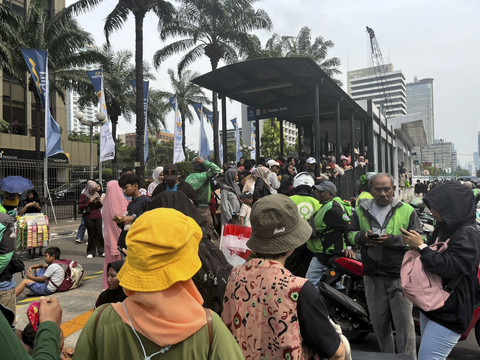 Halte TransJakarta Kebon Sirih dipenuhi warga yang baru kembali dari Monas usai melihat puncak acara HUT ke-80 TNI, Minggu (5/10/2025). Foto: Andreas Gerry Tuwo/kumparan