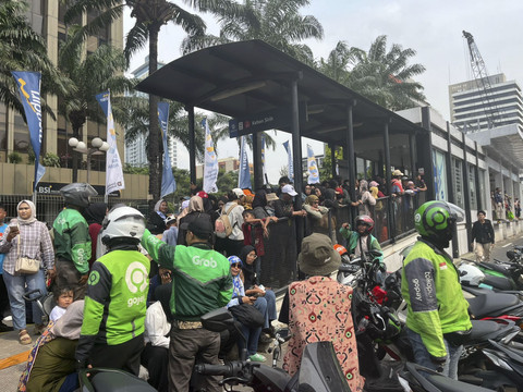 Halte TransJakarta Kebon Sirih dipenuhi warga yang baru kembali dari Monas usai melihat puncak acara HUT ke-80 TNI, Minggu (5/10/2025). Foto: Andreas Gerry Tuwo/kumparan