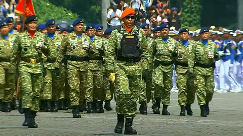 Sekjen Kemhan Letjen Tri Budhi Utomo memimpin defile kompi jenderal TNI pada peringatan Hari Ulang Tahun (HUT) ke-80 Tentara Nasional Indonesia (TNI) di Monas, Jakarta, Minggu (5/10/2025). Foto: YouTube/ Puspen TNI  