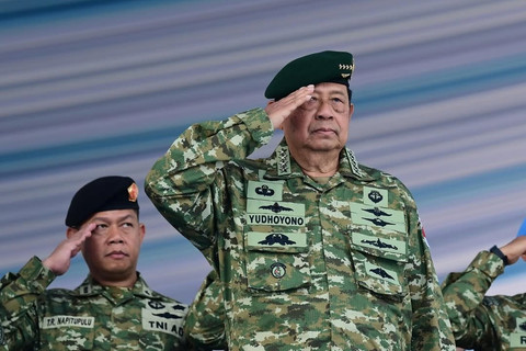 Presiden ke-6 RI Susilo Bambang Yudhoyono menghadiri upacara peringatan HUT ke-80 TNI di Monas, Jakarta, Minggu (5/10/2025). Foto: Instagram/ @agusyudhoyono