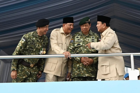Presiden ke-6 RI Susilo Bambang Yudhoyono berbincang dengan Presiden Prabowo Subianto saat menghadiri upacara peringatan HUT ke-80 TNI di Monas, Jakarta, Minggu (5/10/2025). Foto: Instagram/ @agusyudhoyono