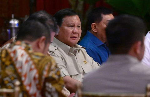 Presiden Prabowo Subianto bersama sejumlah menteri Kabinet Merah Putih menggelar rapat perkembangan berbagai program pada Minggu (5/10/2025). Foto: Instagram/ @sekretariat.kabinet