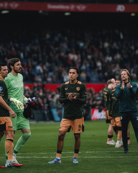 Miliano Jonathans usai laga Feyenoord vs FC Utrecht dalam pekan kedelapan Liga Belanda 2025/26 di Stadion De Kuip, Minggu (5/10) malam WIB. Foto: Instagram @fc_utrecht