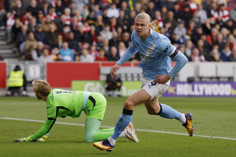 Erling Haaland dari Manchester City merayakan gol pertamanya pada pertandingan Liga Inggris antara Brentford vs Manchester City di Stadion Komunitas GTech, London, Inggris, Minggu (5/10/2025). Foto: Andrew Couldridge/REUTERS