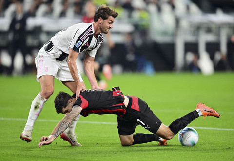 Daniele Rugani dari Juventus beraksi bersama Christian Pulisic dari AC Milan pada pertandingan Liga Italia antara Juventus vs AC Milan di Stadion Allianz, Turin, Italia, di Stadion Allianz, Senin (6/10/2025) dini hari WIB. Foto: Daniele Mascolo/REUTERS