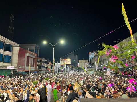 Warga menyambut kedatangan Ustadz Abdul Somad di Jalan Gajah Mada, Kota Pontianak. Foto: Rabiansyah/Hi!Pontianak