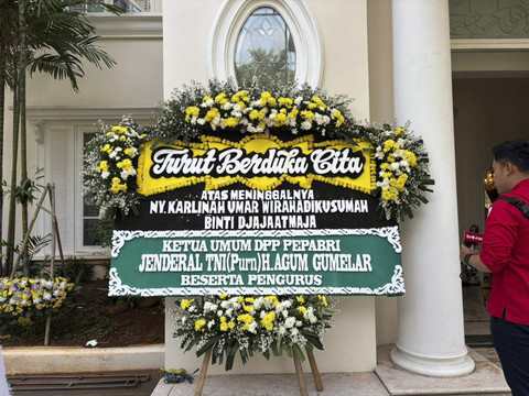 Suasana rumah duka istri mantan Wapres Umar Wirahadikusumah, Karlinah Djajaatmaja di kawasan Menteng, Jakarta Pusat pada Senin (6/10/2025). Foto: Abid Raihan/kumparan