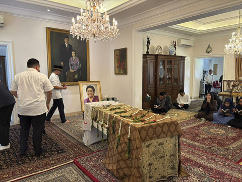 Suasana rumah duka istri mantan Wapres Umar Wirahadikusumah, Karlinah Djajaatmaja di kawasan Menteng, Jakarta Pusat pada Senin (6/10/2025). Foto: Abid Raihan/kumparan