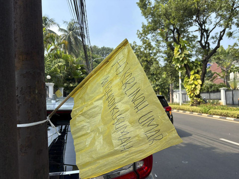 Suasana rumah duka istri mantan Wapres Umar Wirahadikusumah, Karlinah Djajaatmaja di kawasan Menteng, Jakarta Pusat pada Senin (6/10/2025). Foto: Abid Raihan/kumparan
