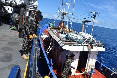 KP. Orca 04 melakukan henrikhan (penghentian, pemeriksaan, dan penahanan) terhadap satu kapal ikan asing (KIA) berbendera Filipina berinisial FB. LB. JM A-2 yang diduga melakukan illegal fishing di WPPNRI 716 Laut Sulawesi pada Selasa (27/02/2024). Foto : KKP