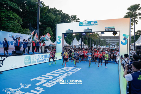 Ribuan pelari rayakan semangat “Run Forward” dengan energi positif dan berani di event PLN Mobile Justisia Half Marathon 2025, Plaza Barat GBK Senayan, Jakarta, Minggu (5/10).