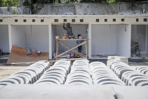 Pekerja menyelesaikan proyek pembangunan Sentra Fauna dan Kuliner di Lenteng Agung, Jakarta, Senin (6/10/2035). Foto: Jamal Ramadhan/kumparan