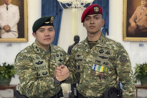 Seskab Letkol Teddy Indra Wijaya bersama dengan Wadan 3 Grup A Paspampres Letkol Denny Sopyan berpose salam komando. Keduanya merupakan lulusan Akmil 2011. Foto: Instagram/ @pandurilastaka_2011  