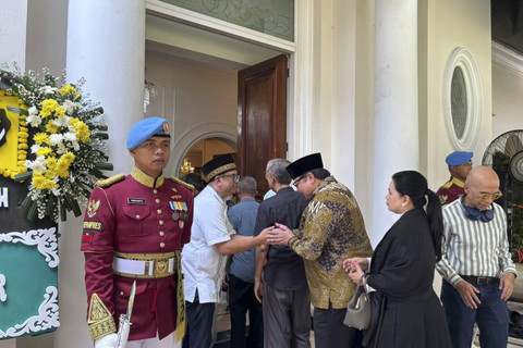Menko bidang Perekonomian, Airlangga Hartarto melayat Karlinah Djaja Atmadja di kawasan Menteng, Jakarta Pusat pada Senin (6/10/2025). Foto: Abid Raihan/kumparan