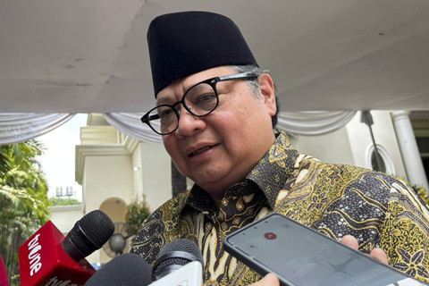 Menko bidang Perekonomian, Airlangga Hartarto usai melayat Karlinah Djaja Atmadja di kawasan Menteng, Jakarta Pusat pada Senin (6/10/2025). Foto: Abid Raihan/kumparan