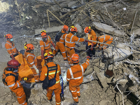 Evakuasi hari ke-7 korban ambruknya musala Ponpes Al Khoziny Sidoarjo. Foto: Dok. Tim SAR
