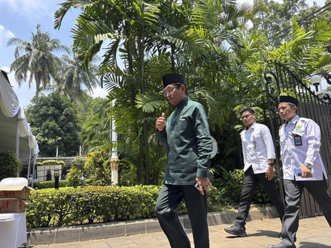 Menag Nasaruddin Umar melayat ke rumah duka Karlinah Djaja Atmadja di kawasan Menteng, Jakarta Pusat, Senin (6/0/2025). Foto: Abid Raihan/kumparan