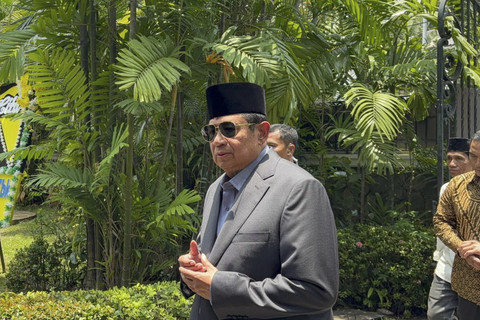 Presiden ke-6 RI, Susilo Bambang Yudhoyono melayat ke rumah duka Karlinah Djaja Atmadja di kawasan Menteng, Jakarta Pusat, Senin (6/10/2025). Foto: Abid Raihan/kumparan