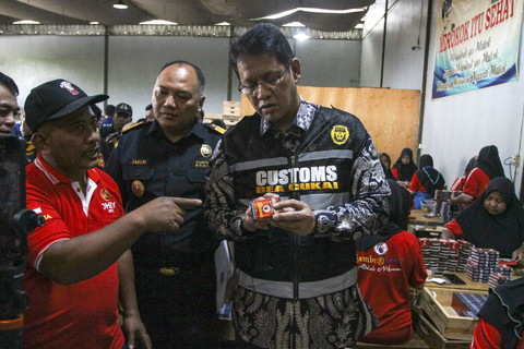 Menteri Keuangan Purbaya Yudhi Sadewa (kanan) melihat produksi rokok Sigaret Kretek Tangan (SKT) di Kawasan Industri Hasil Tembakau (KIHT) di Desa Megawon, Jati, Kabupaten Kudus, Jawa Tengah, Jumat (3/10/2025). Foto: Nirza/ANTARA FOTO