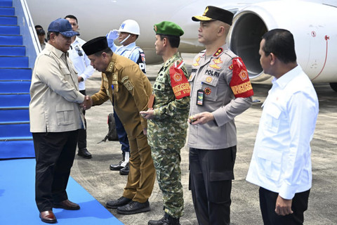 Presiden Prabowo Subianto tiba di Bandar Udara Depati Amir, Kabupaten Bangka Tengah, Provinsi Kepulauan Bangka Belitung, Senin (6/10/2025). Foto: Cahyo - Biro Pers Sekretariat Presiden