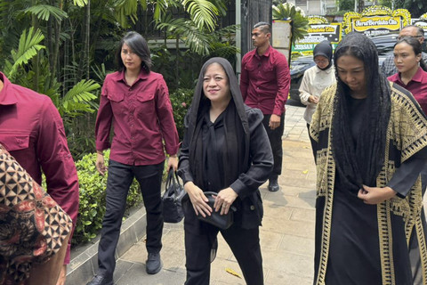 Ketua DPR RI, Puan Maharani melayat ke rumah duka Karlinah Djaja Armadja di kawasan Menteng, Jakarta Pusat, Senin (6/10/2025). Foto: Abid Raihan/kumparan