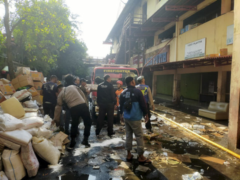 Petugas kepolisian mengevakuasi barang dagangan saat kebakaran di Pasar Wonogiri. Foto: Dok Humas Polres Wonogiri