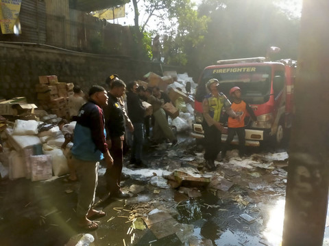Petugas kepolisian mengevauasi barang dagangan saat kebakaran di Pasar Wonogiri. Foto: Dok Humas Polres Wonogiri