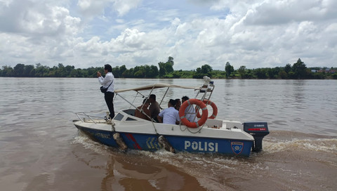 Satreskrim Polres Sekadau melakukan patroli di Sungai Kapuas. Foto: Dok. Polres Sekadau
