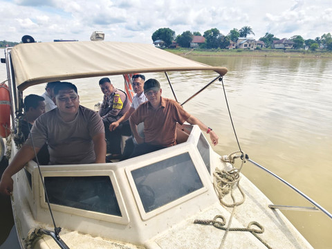 Kasat Reskrim Polres Sekadau beserta jajaran melakukan patroli di Sungai Kapuas. Foto: Dok. Polres Sekadau