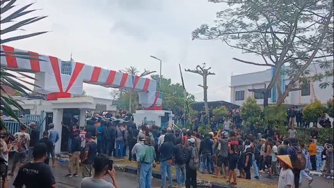 Demo berakhir rusuh di halaman kantor PT Timah Tbk di Kota Pangkalpinang, Senin (6/10/2025). Foto: kumparan
