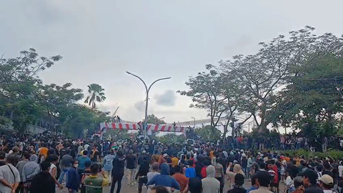 Demo berakhir rusuh di halaman kantor PT Timah Tbk di Kota Pangkalpinang, Senin (6/10/2025). Foto: kumparan