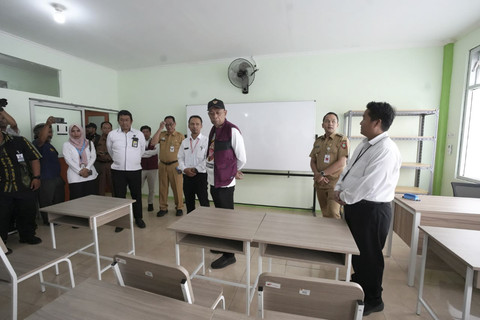 Wamensos Agus Jabo Priyono dan Wali Kota Surakarta Respati Achmad buka MPLS untuk Sekolah Rakyat Dasar 2 Surakarta, Senin (6/10/2025). Foto: Kemensos RI