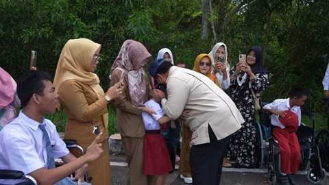 Presiden Prabowo Subianto memeluk siswa sekolah yang mengalami disabilitas saat tiba kunjungan kerja di Bangka Belitung, Senin (6/10/2025). Foto: YouTube/ Prabowo Subianto