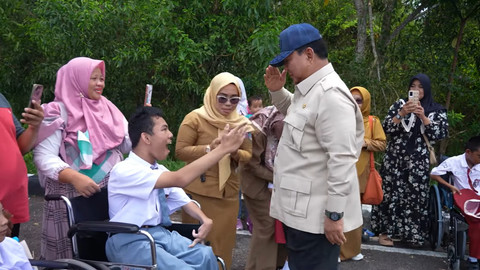 Presiden Prabowo Subianto memberikan hormat ke siswa sekolah yang mengalami disabilitas saat tiba kunjungan kerja di Bangka Belitung, Senin (6/10/2025). Foto: YouTube/ Prabowo Subianto